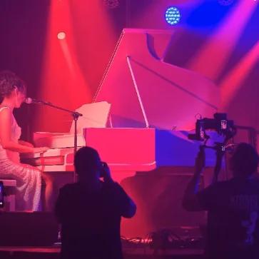 Performance al pianoforte ripresa con videocamere professionali